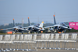 T-4（26-5674, 46-5711, 46-5718）タキシング - 今年の T-4 は 7 機編隊（入間航空祭 2017） 