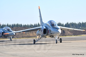 T-4（36-5706）タキシング - 今年の T-4 は 7 機編隊（入間航空祭 2017） 