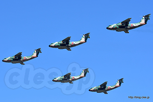 5 機編隊（V字隊形）C-1（78-0125, 58-1013, 68-1014, 58-1012, 68-1020） - 飛行点検隊と第402飛行隊（入間航空祭 2017） 