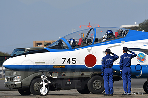 出発するブルーインパルス 1 番機（66-5745） - 初めてブルーインパルスの離陸の瞬間が見えた（入間航空祭 2017） 