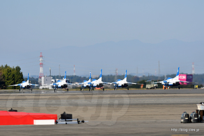 滑走路に向かうブルーインパルス 6 機 - 初めてブルーインパルスの離陸の瞬間が見えた（入間航空祭 2017） 
