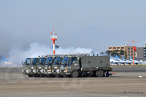 滑走路上でのスモークのテスト - 初めてブルーインパルスの離陸の瞬間が見えた（入間航空祭 2017） 