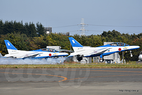 離陸する 5, 6 番機（26-5692, 46-5729） - 初めてブルーインパルスの離陸の瞬間が見えた（入間航空祭 2017） 
