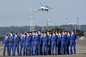 着陸する 5 番機（26-5692）とドルフィンキーパー - 蒼穹のブルーインパルス（入間航空祭 2017） 