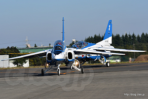 タキシングする 2, 3番機 - 蒼穹のブルーインパルス（入間航空祭 2017） 