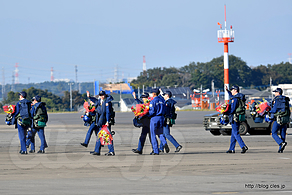 手を振るパイロット - 蒼穹のブルーインパルス（入間航空祭 2017） 