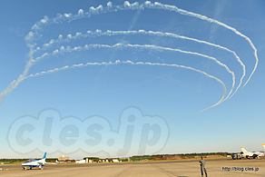 ローリングコンバットピッチ - 蒼穹のブルーインパルス（入間航空祭 2017） 