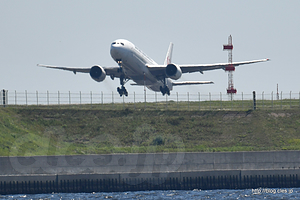 D滑走路から飛び立つ旅客機 - 海上保安制度創設70周年記念観閲式及び総合訓練にいってきた