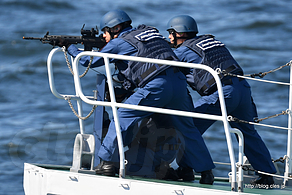  - テロ容疑船捕捉・制圧訓練（海上保安制度創設70周年記念観閲式及び総合訓練）