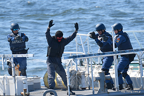  - テロ容疑船捕捉・制圧訓練（海上保安制度創設70周年記念観閲式及び総合訓練）