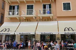コルフ島のマック - ギリシャなので Greek Mac
