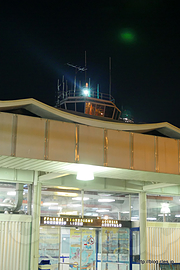 到着口と管制塔 - コルフ国際空港（Κρατικός Αερολιμένας Κέρκυρας ）からアテネへ
