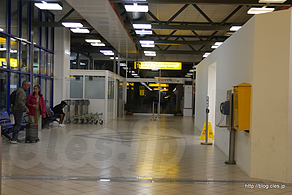 待合スペース - コルフ国際空港（Κρατικός Αερολιμένας Κέρκυρας ）からアテネへ