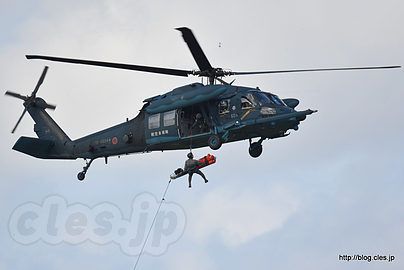 担架をつり上げる UH-60J（78-4604） - 小松救難隊の救難展示（'18 航空祭 in KOMATSU）