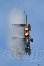 ヴェイパーを出しながら旋回する F-15（92-8070） - アグレッサーの機動飛行（'18 航空祭 in KOMATSU）