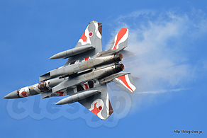 ヴェイパーを出しながら旋回する F-15（32-8082） - アグレッサーの機動飛行（'18 航空祭 in KOMATSU）