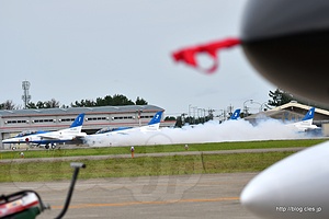 離陸前のスモークテスト - ブルーインパルスは2区分→3区分（'18 航空祭 in KOMATSU）