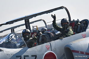 T-4 手を振るパイロット - 入間と言えば T-4 （入間基地航空祭 2018）