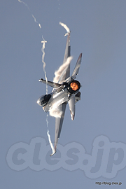 ヴェイパーを出す F-2（63-8101） - 飛実団の機動飛行（岐阜基地航空祭 2018）