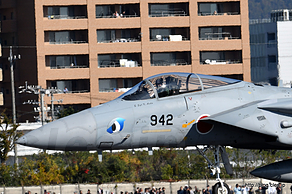 F-15（32-8942）手を振るパイロット - 飛実団の機動飛行（岐阜基地航空祭 2018）
