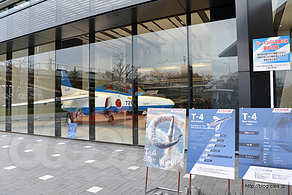 川崎重工内に展示されているブルーインパルス仕様 T-4 - 南会場からのブルーインパルス（岐阜基地航空祭 2018）