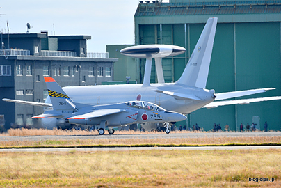 T-4（76-5755） とすれ違う E-767（ 64-3501） - エアフェスタ浜松 2018 事前訓練公開にいってきた