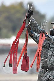 パイロットに REMOVE BEFORE FLIGHT フラッグを見せる整備員 - 帰投を見届けていたら・・・（平成30年 百里基地航空祭）