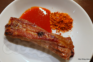 羊の背肉に唐辛子のタレをつけて食べる - 聚福楼