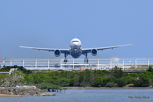 離陸する飛行機を正面から - 瀬長島から那覇空港を眺める