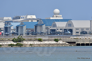 自衛隊の基地も見える - 瀬長島から那覇空港を眺める