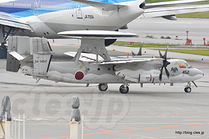 E-2C（34-3452） - 那覇空港の展望デッキから見える空自機