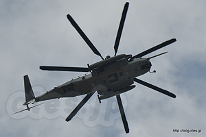 CH-53E - 那覇空港の展望デッキから見える米軍機
