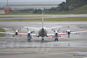 滑走路に向かう P-3C - 那覇空港の展望デッキから見える海自機