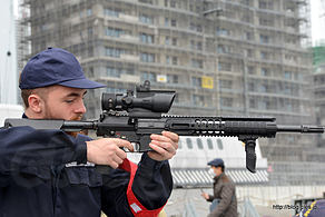 銃を構える隊員 - イギリス海軍のフリゲート HMS Montrose