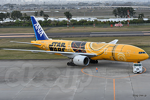 ANA STAR WARS 塗装機 - 仙台空港の展望デッキ