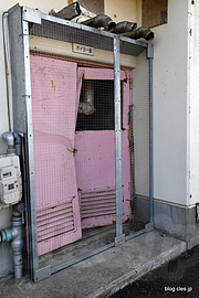 津波で破壊された扉 - 震災遺構 仙台市立荒浜小学校