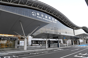 仙台空港 ターミナル入口 - 仙台空港の展望デッキ