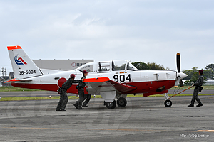 T-7 は手でも移動できる - 静浜基地航空祭２０１９に行ってきた