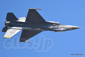 F-16（WW 92-0894）背面飛行でサムアップ - 今日もプリモさんパないっす（令和元年航空祭 in KOMATSU）
