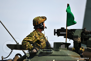 緑の旗を立てる74式戦車 - エプロンに戦車！？（令和元年航空祭 in KOMATSU）