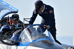  - 快晴だけどちょっと地味なブルーインパルス（小牧オープンベース 2019）