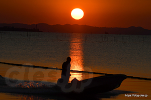 夕日と小船 - 江川海岸の夕日