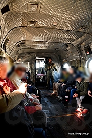 機内で着席 - CH-47J の体験搭乗に初当選（第47回木更津航空祭）