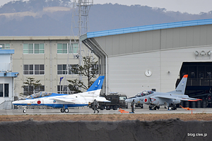 滑走路に向かう１番機（06-5787）、T-4（76-5752） - 聖火到着式とブルーインパルスのカラースモーク