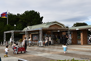 中央ゲート - 国営ひたち海浜公園のコキアの紅葉