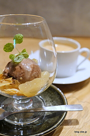 洋梨のコンポート、コーヒー - CACHETTE 965