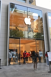 Apple Store 丸の内 店内 - iPhone 7 のバッテリーを交換