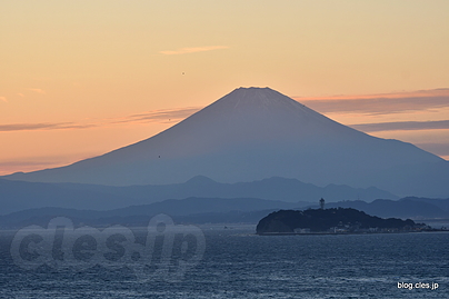 富士山と江ノ島の夕暮れ - 逗子からの富士山と江ノ島